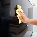 La adecuada limpieza de la pantalla del TV previene daños irreparables.