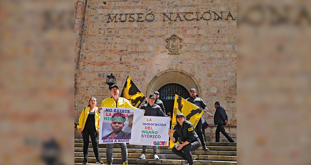  Un grupo denominado la “ola libertaria” se manifestó en contra de este homenaje.