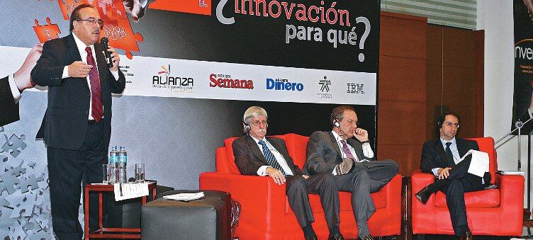 Una de las charlas del Foro, en la que participaron (de
izquierda a derecha): Evardo Vilela, coordinador del proyecto Innovación Tecnológica para la defensa agropecuaria; Jaime Restrepo Cuartas, director de Colciencias; Armando Garrido, presidente de Comfandi; y José Manuel Restrepo, rector de CESA.