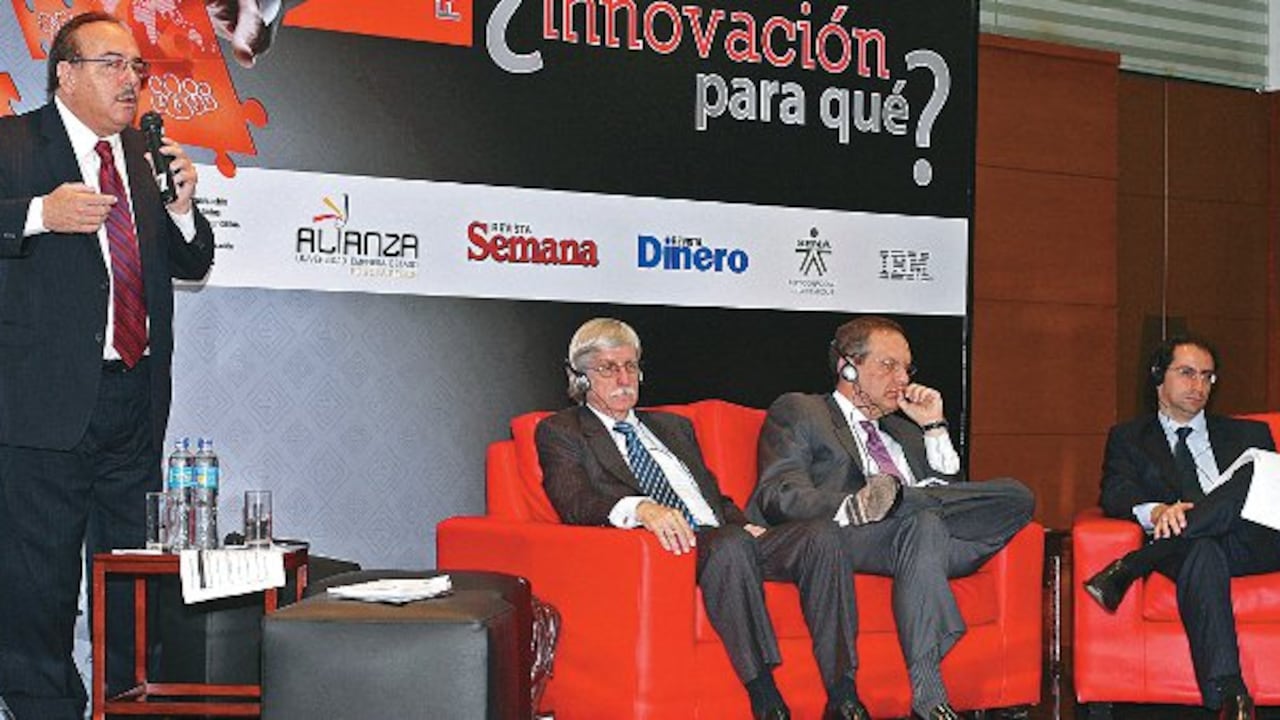 Una de las charlas del Foro, en la que participaron (de
izquierda a derecha): Evardo Vilela, coordinador del proyecto Innovación Tecnológica para la defensa agropecuaria; Jaime Restrepo Cuartas, director de Colciencias; Armando Garrido, presidente de Comfandi; y José Manuel Restrepo, rector de CESA.