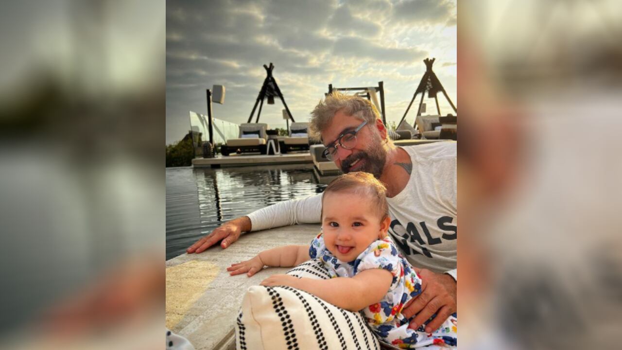 Alejandro Fernández y su nieta Cayetana