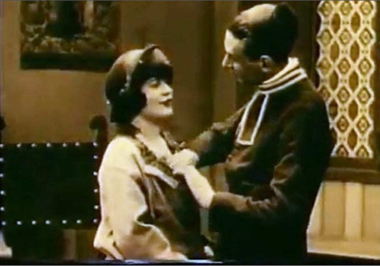 El confesor es una de las tres cintas pornográficas que sobreviven de las cerca de veinte que patrocinó el monarca entre 1922 y 1926.