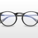 Los rayones de las gafas se pueden quitar aplicando suavemente bicarbonato y agua sobre los lentes. Foto: GettyImages.