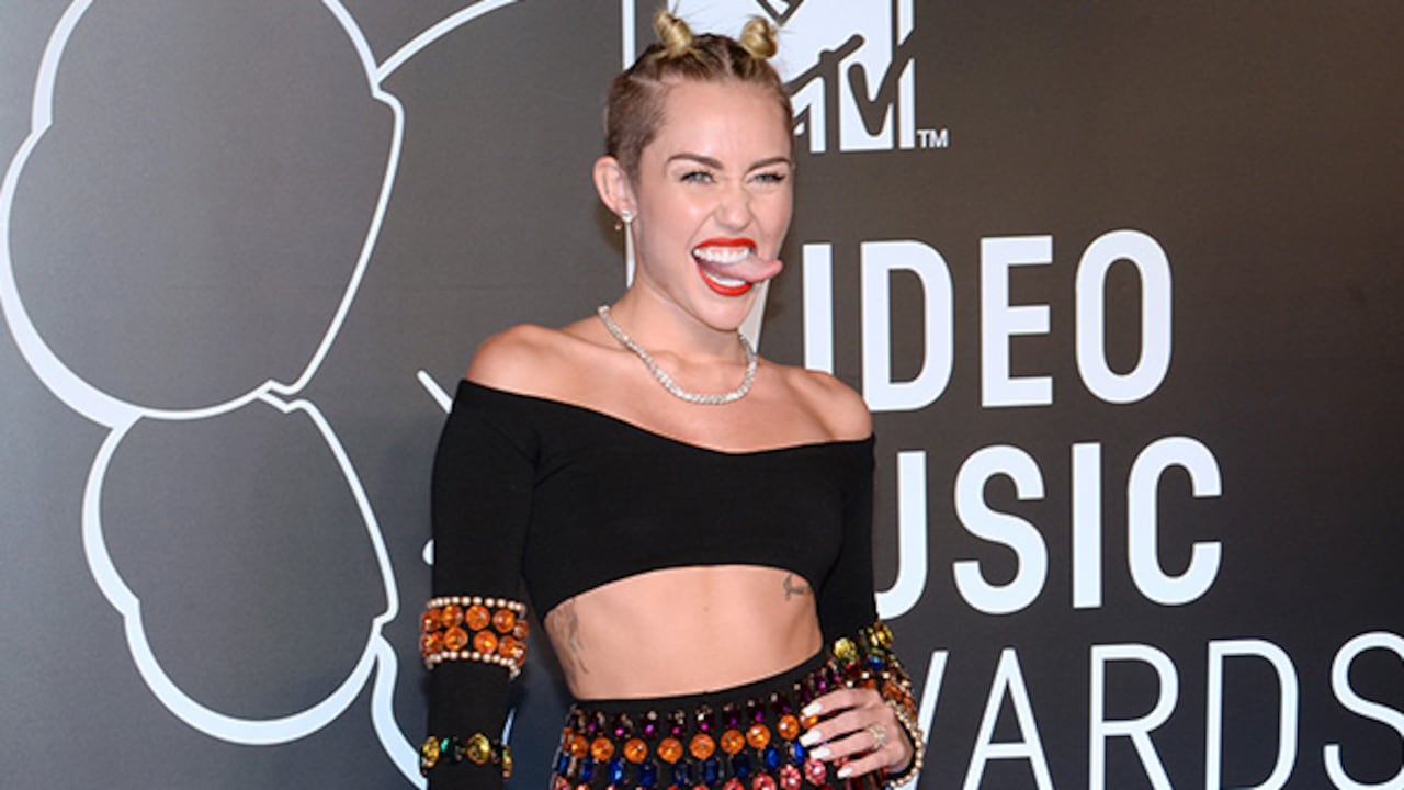 Miley Cyrus causó su primera controversia cuando apenas tenía 15 años. Pero su acto de niña irreverente alcanzó un nuevo extremo este año: bailó vulgarmente en escena, se desnudó para un video y encendió un cigarro de marihuana en un concierto.