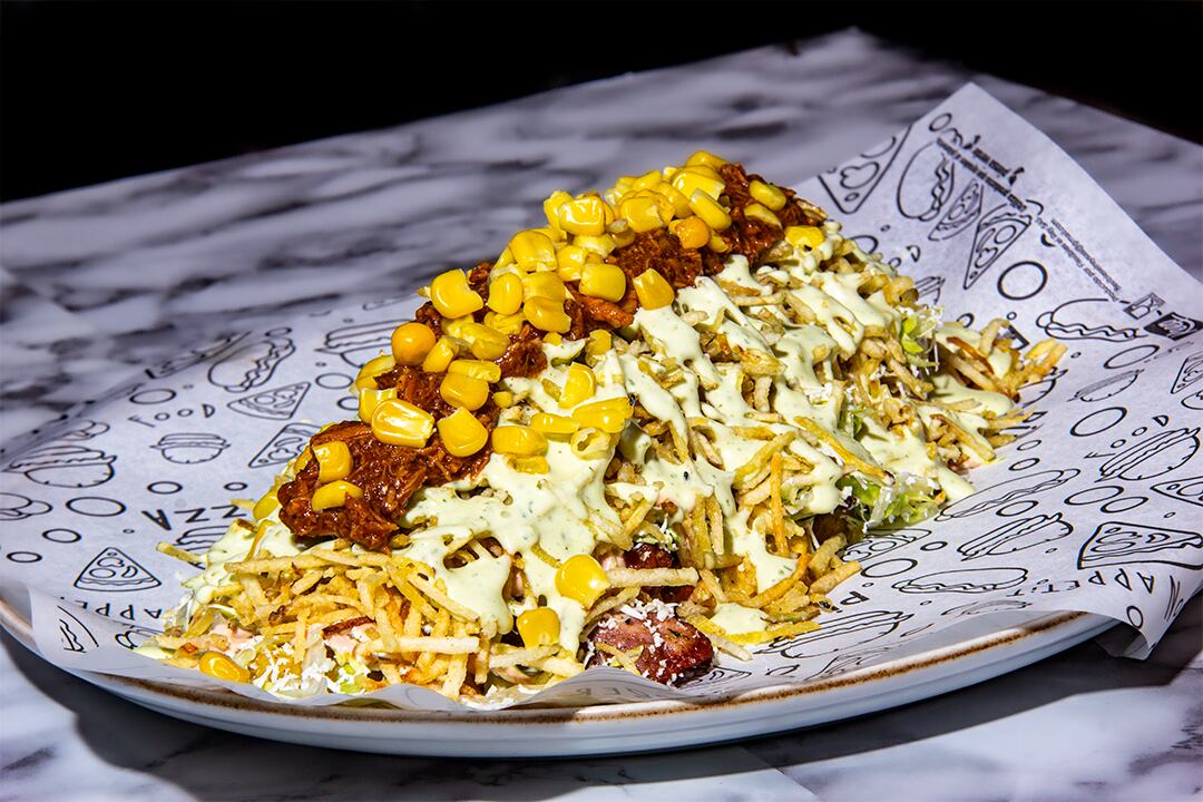 Salchipapa La Gladiadora realizada por el restaurante Branca.