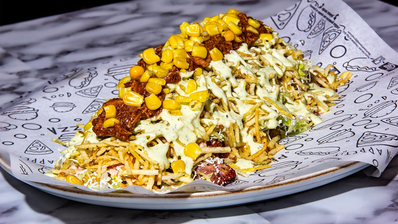 Salchipapa La Gladiadora realizada por el restaurante Branca.