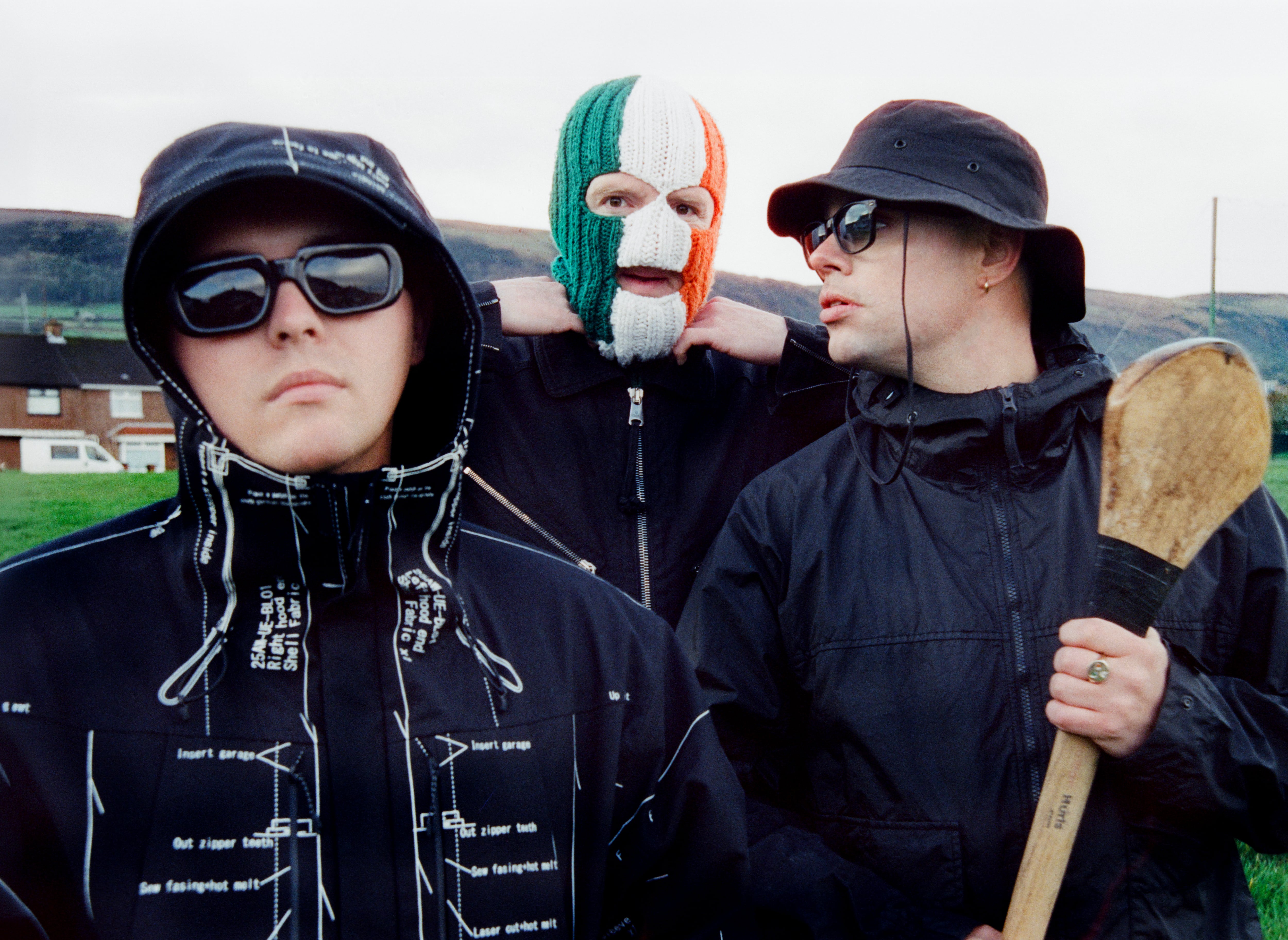 La agrupación maneja una línea entre el activismo, la ironía y la provocación. La componen DJ Próvaí, Mo Chara y Móglaí Bap, nativos de una Irlanda que quieren unificada.