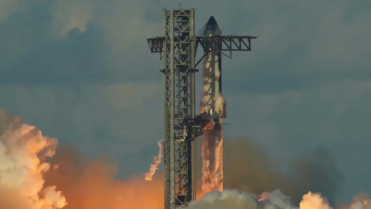 La compañía de Elon Musk enfrenta presión adicional tras la decisión de Duffy de reabrir el contrato lunar para el programa Artemis. En la foto, el cohete Starship de SpaceX realiza un vuelo de prueba en Texas.