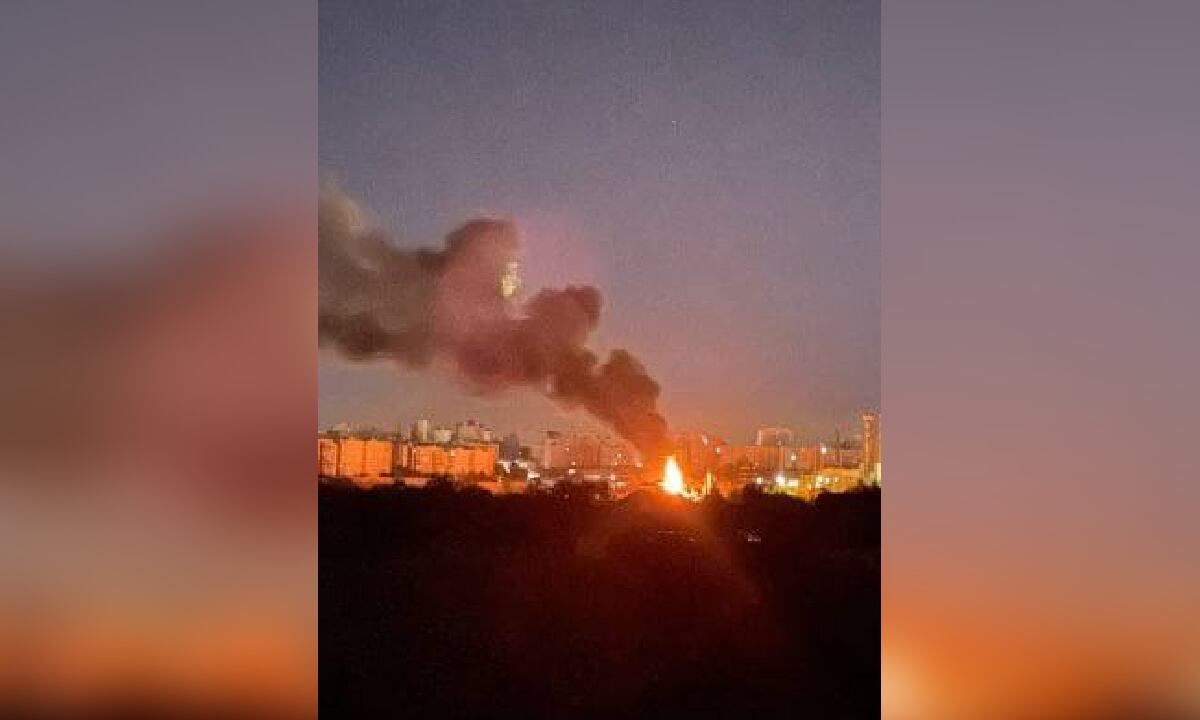 Ataque de Ucrania a planta eléctrica de Bélgorod, Rusia. Autoridades han confirmado que le fuego ya fue controlado.