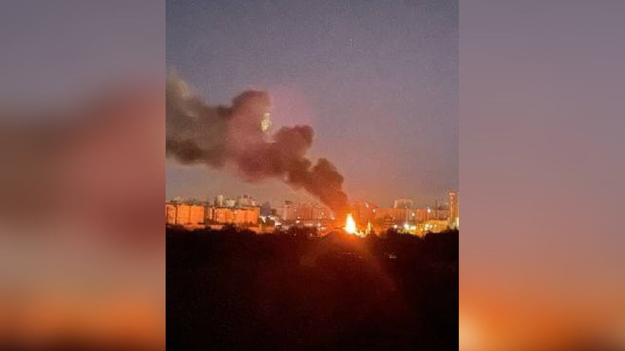 Ataque de Ucrania a planta eléctrica de Bélgorod, Rusia. Autoridades han confirmado que le fuego ya fue controlado.