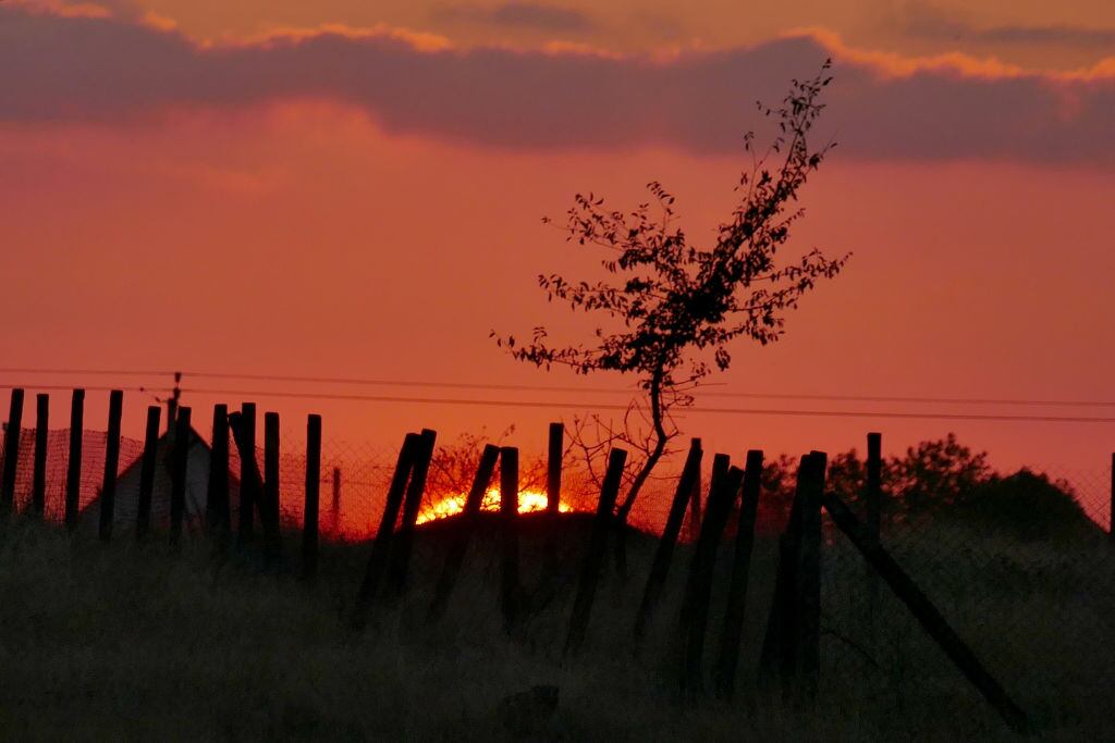 El sol poniente proyecta sus rayos durante el eclipse solar visto en Odesa, sur de Ucrania. (El crédito de la foto debe ser Yulii Zozulia / Ukrinform/Future Publishing vía Getty Images)