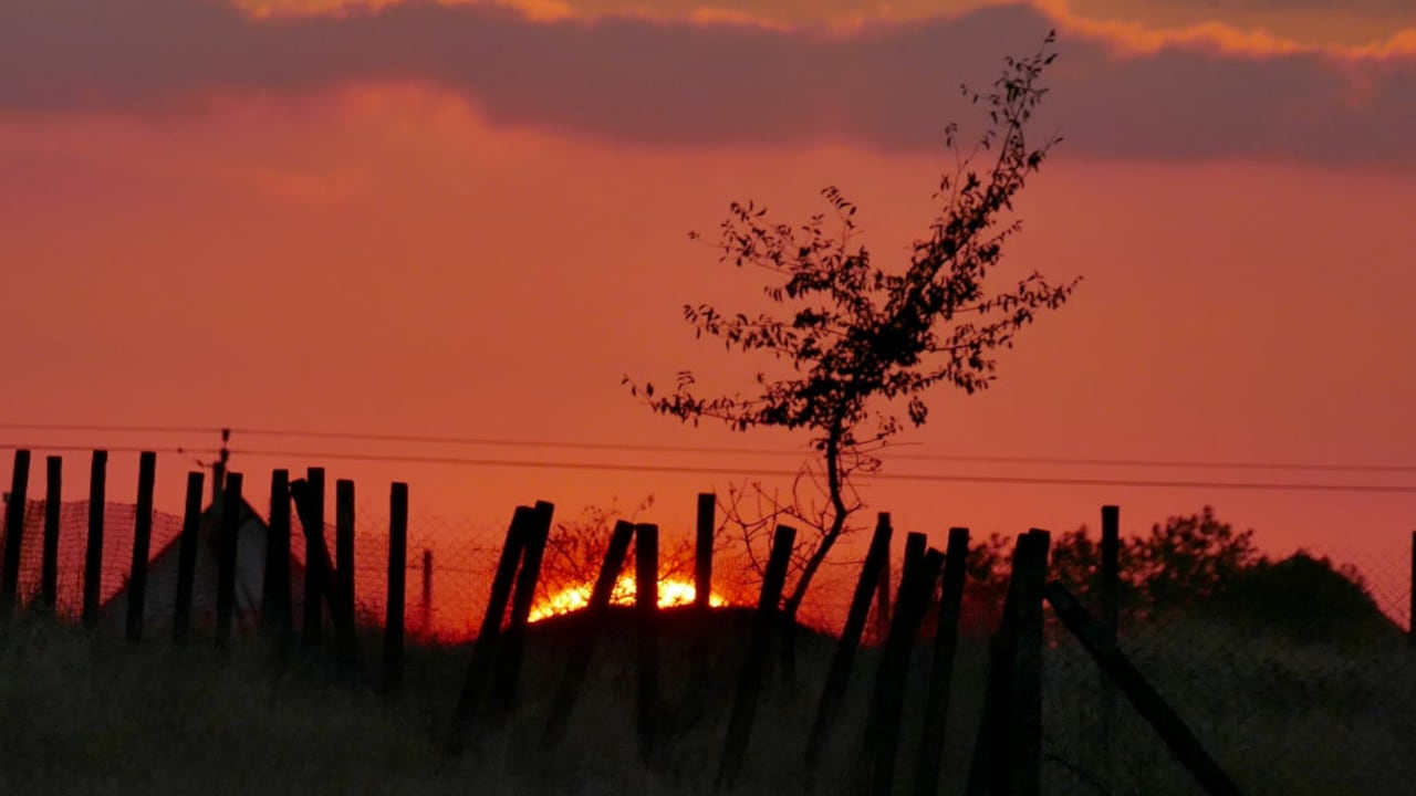El sol poniente proyecta sus rayos durante el eclipse solar visto en Odesa, sur de Ucrania. (El crédito de la foto debe ser Yulii Zozulia / Ukrinform/Future Publishing vía Getty Images)