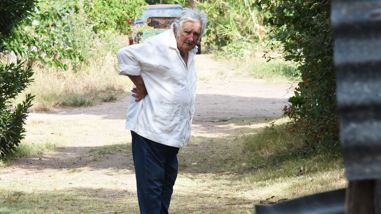 "No preciso más, porque con lo que tengo me sobra y cuando me vaya de este mundo si puedo dejar una escuela, esa va a ser la herencia que voy a dejar. Pero es una actitud política de quererle transmitir a la gente 'no enajenes tu vida'", sostuvo. (Photo by DANTE FERNANDEZ / AFP)