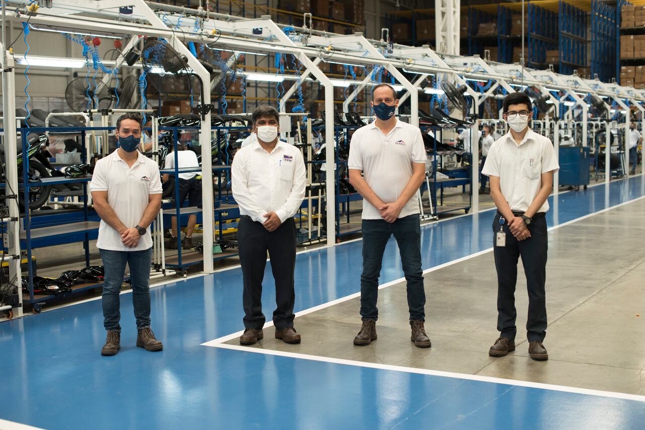 Carlos Durán, presidente de Auteco SAS en la planta de producción de Cartagena.