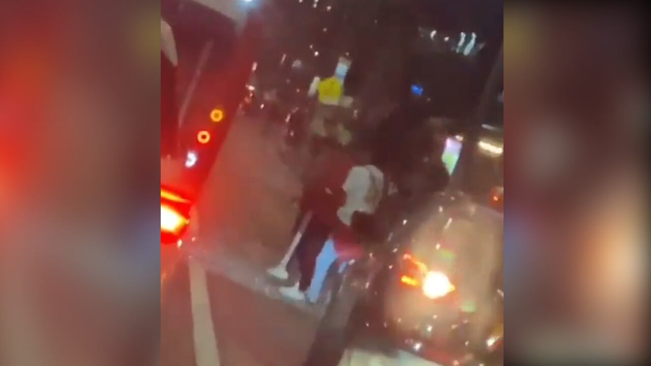 El momento en que hinchas de Santa Fe agreden un bus lleno de de seguidores de Universitario de Perú