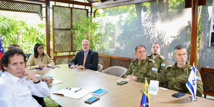 Delcy Rodríguez junto a la delegación de Israel