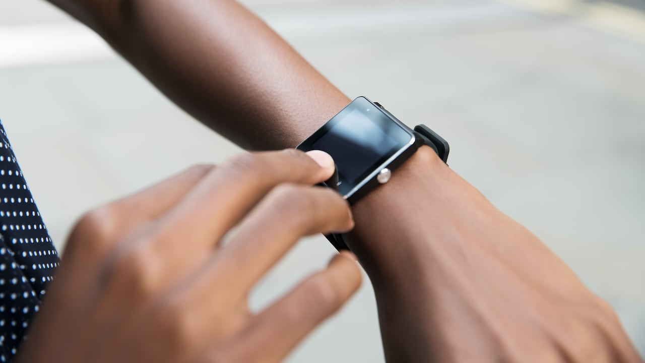 En el mercado hay relojes y bandas que ayudan a monitorear la ubicación de los niños y adultos mayores; también alertan sobre caídas, golpes o actividades irregulares.