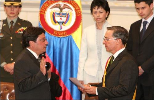 Pero el encuentro continuó como si nada hubiera pasado y Uribe tomó posesión a su vicepresidente, Francisco Santos. 