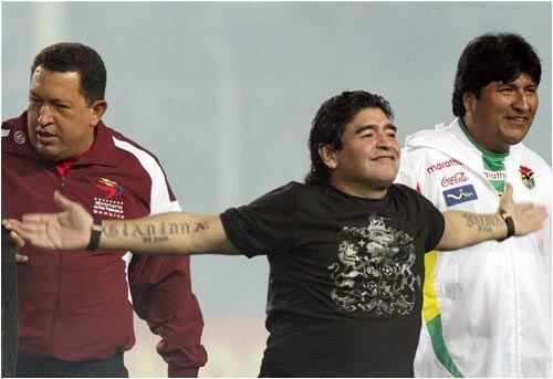 Las leyendas. El presidente de Venezuela, Hugo Chávez, el de Bolivia, Evo Morales, y el astro argentino Diego Armando maradona se saludaron durante la apertura de la Copa. Sin duda, fue un encuentro de leyendas latinoamerianas. 