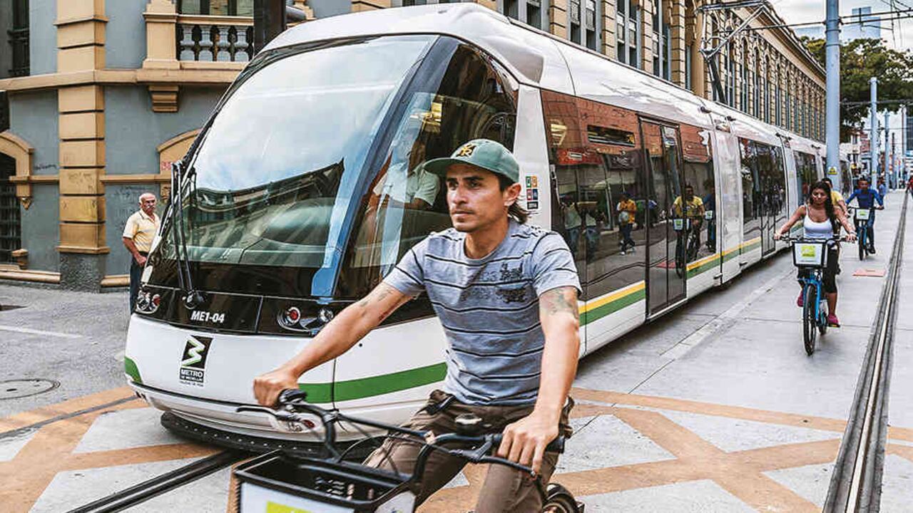 Las bicicletas del programa Encicla y el Tranvía hacen parte de este sistema integrado de transporte. Foto: Juan Cano
