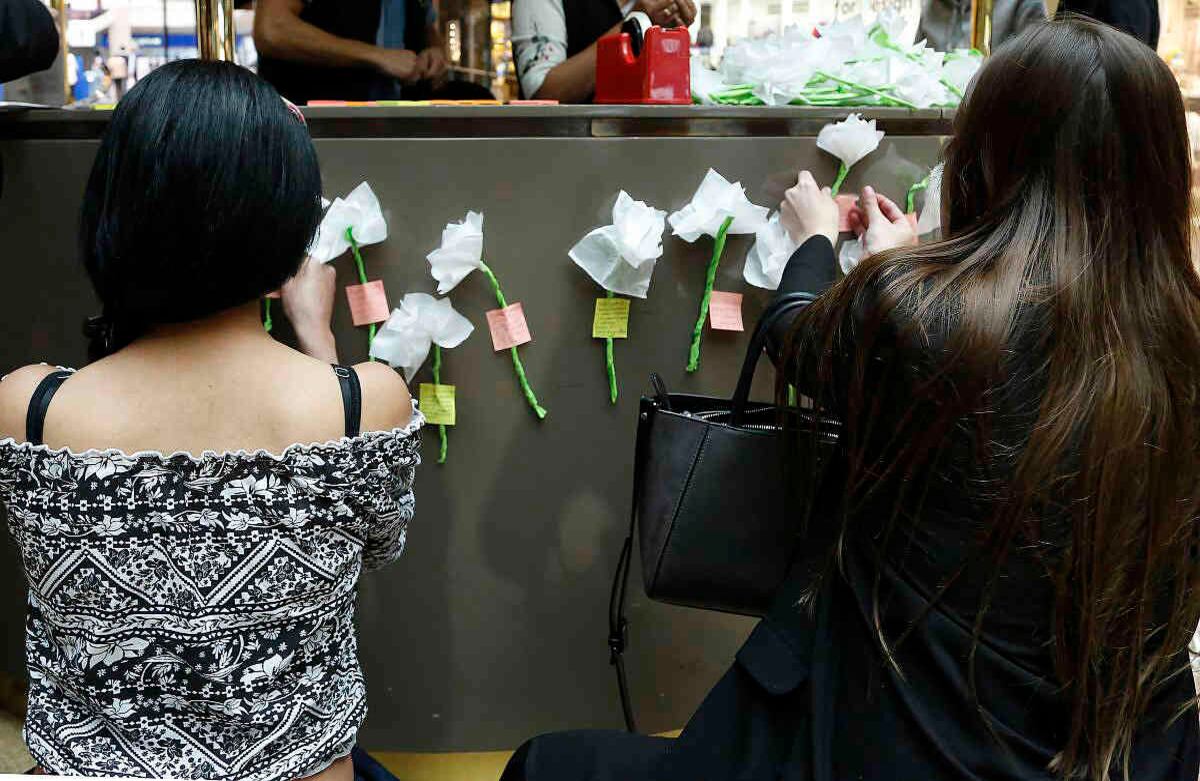 Los mensajes también iban dirigidos a las personas que resultaron heridas por la explosión. Fotografía: Guillermo Torres/ SEMANA