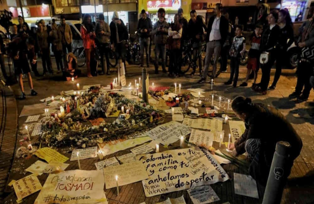 El silencio acabó para entonar cantos, acompañados de tambores y cacerolas diciendo "¿Por qué, por qué nos asesinan si somos la esperanza de America Latina”. FOTO: Esteban Vega La Rotta // SEMANA