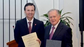 Hernàn Cadavid y Luis Carlos Samiento premio a Luis Carlos Sarmiento por la Asociación de exalumnos del London School of Economics and Political Science LSE foto Diana Rey Melo