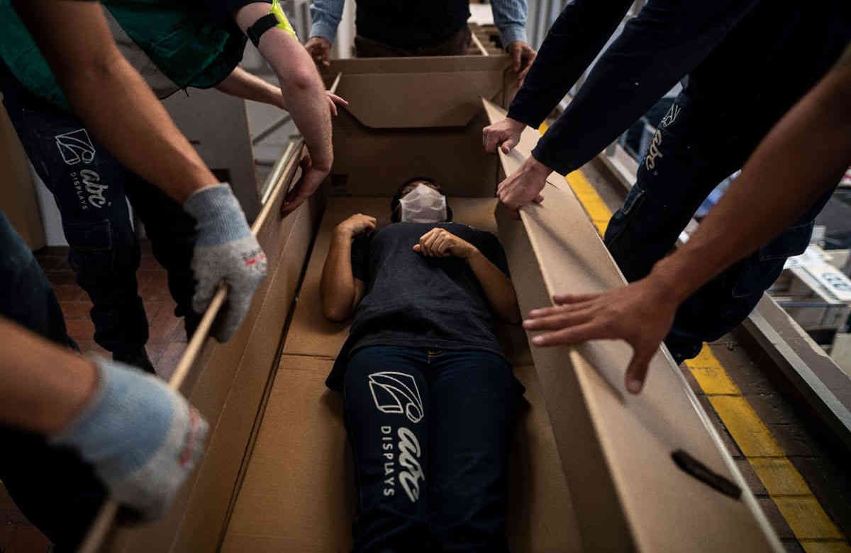 Además de ser portátiles y livianas, las camas pueden convertirse en ataúdes si el paciente fallece a causa de la covid-19. El cuerpo es puesto en un nivel inferior de la cama y la estructura se mueve para cerrar el féretro. Foto: Esteban Vega La Rotta / SEMANA