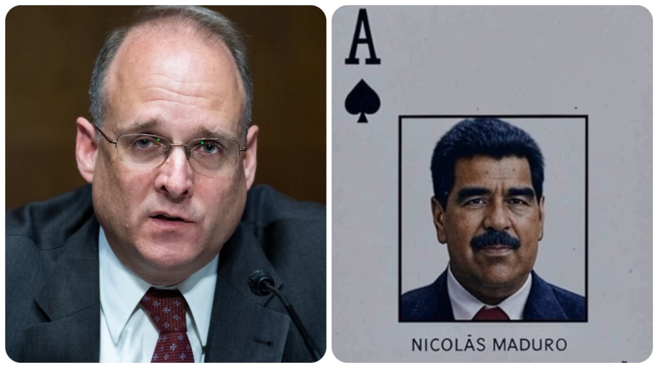 Marshall Billingslea, junto a carta de as de picas de Nicolás Maduro.