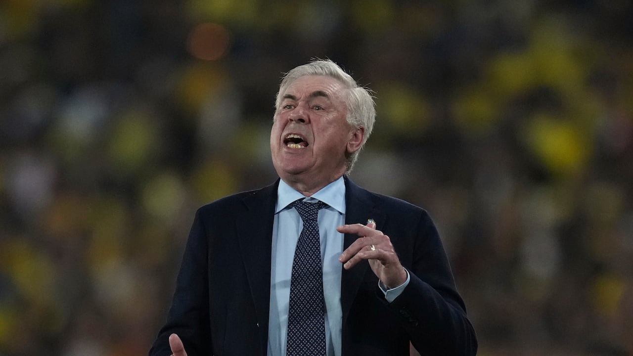 Brazil's coach Carlo Ancelotti shouts instructions to his players during a World Cup 2026 qualifying soccer match against Ecuador at Banco Pichincha stadium in Guayaquil, Ecuador, Thursday, June 5, 2025. (AP Photo/Dolores Ochoa)