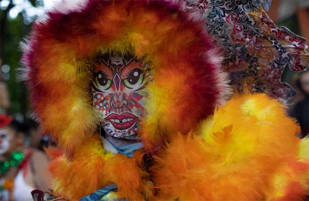 Un juerguista participa en el desfile de carnaval del instituto de salud mental Nise de Silveira, llamado en portugués “Loucura Suburbana”, en las calles de Río de Janeiro, el 20 de febrero de 2020. Los pacientes, sus familiares y trabajadores del instituto realizaron su desfile antes del inicio del Carnaval que comienza el 21 de Febrero, en Río de Janeiro. Foto: Silvia Izquierdo/ AP. 