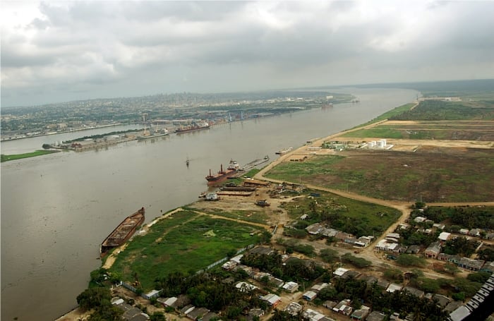En la zona de mitigación del Parque, en inmediaciones del corregimiento de Palermo, tienen licencia ambiental un astillero para reparación y construcción de embarcaciones, La Sociedad Portuaria de Palermo, un Puerto de Coke con licencia de Corpamag, una empresa comercializadora de hidrocraburos Petrocomercial cuyo principal accionista es el mismo de la Sociedad Portuaria de Palermo y el departamento del Magadalena también proyecta construir un puerto que todavía no tiene licencia.