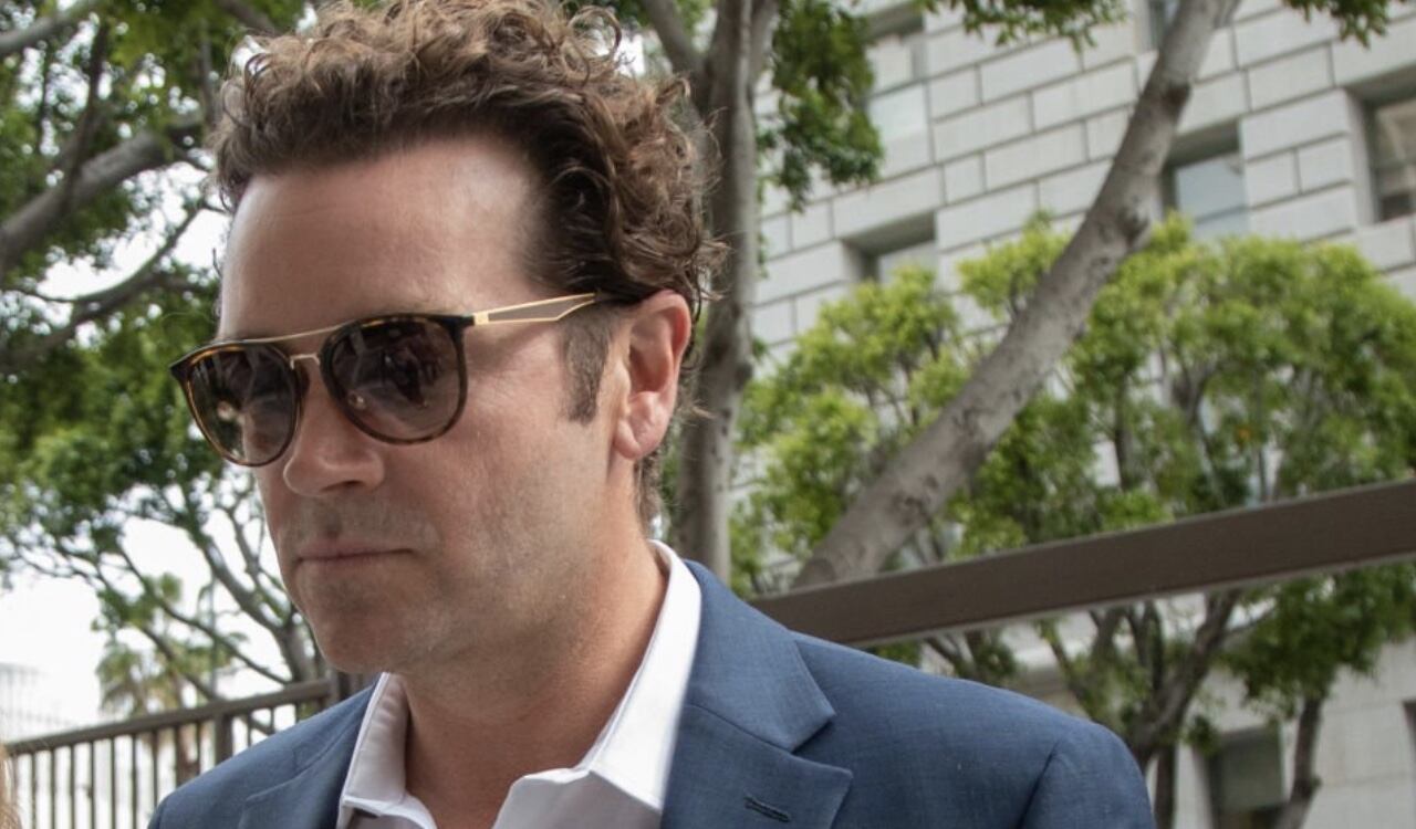 Danny Masterson llegando al juicio donde saldría culpable por agredir sexualmente a dos mujeres