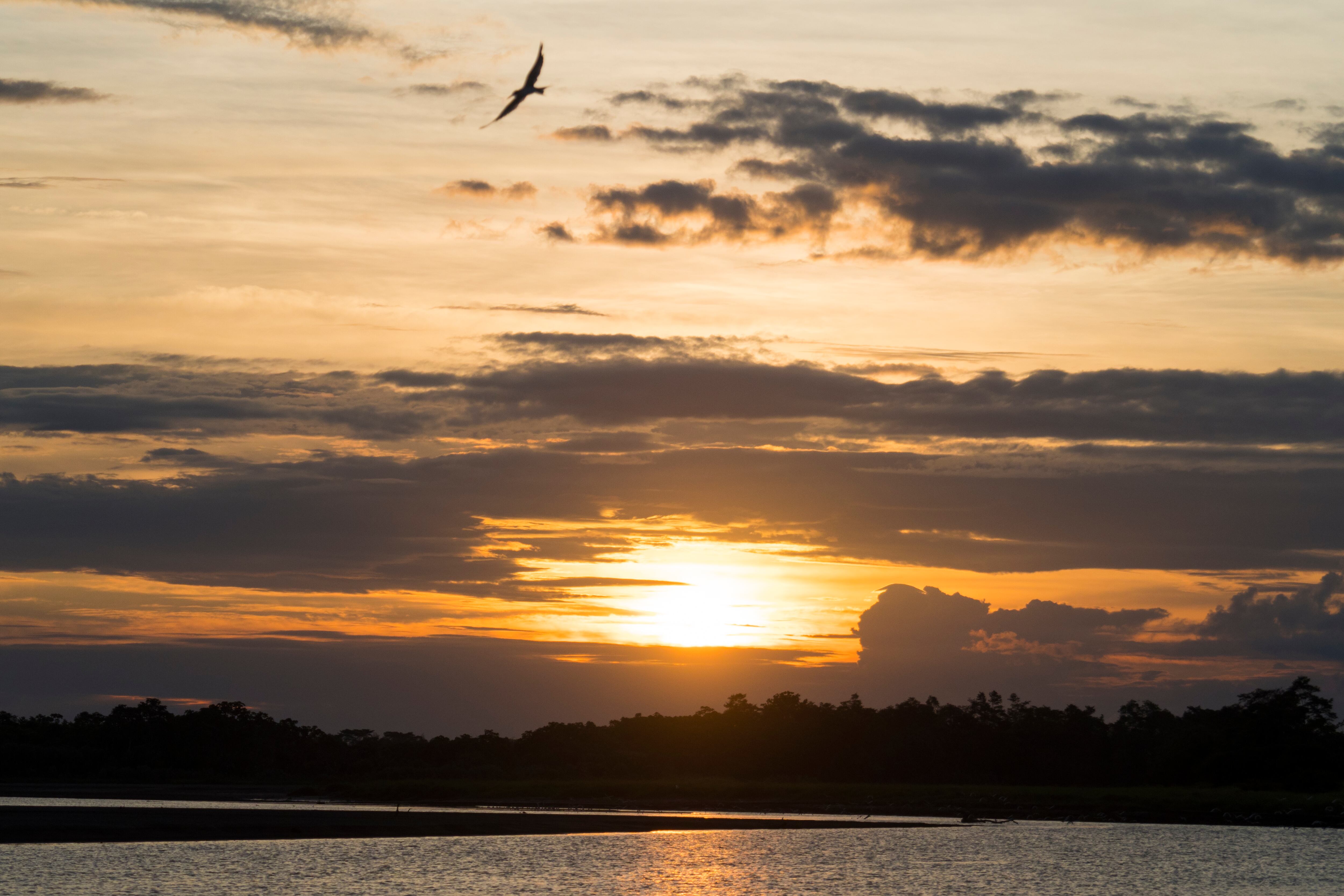 Puesta de sol sobre el río Caquetá, un afluente del río Amazonas en Colombia.