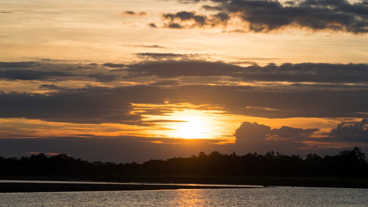 Puesta de sol sobre el río Caquetá, un afluente del río Amazonas, en Colombia.