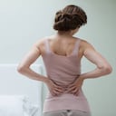 Una mala postura al dormir, una lesión y el uso constante de la zona lumbar, pueden generar el fuerte dolor de espalda. Foto: GettyImages.