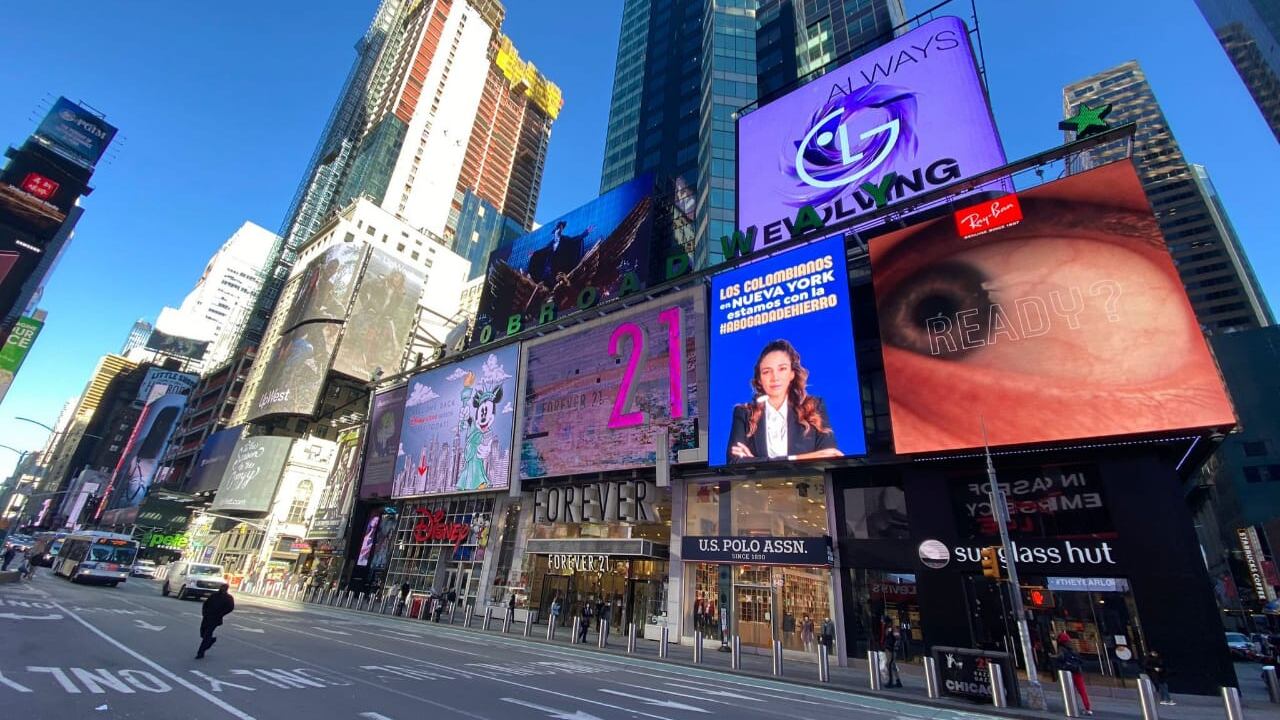 Así se observa la publicidad de la colombiana Sondra Macollins en New York.