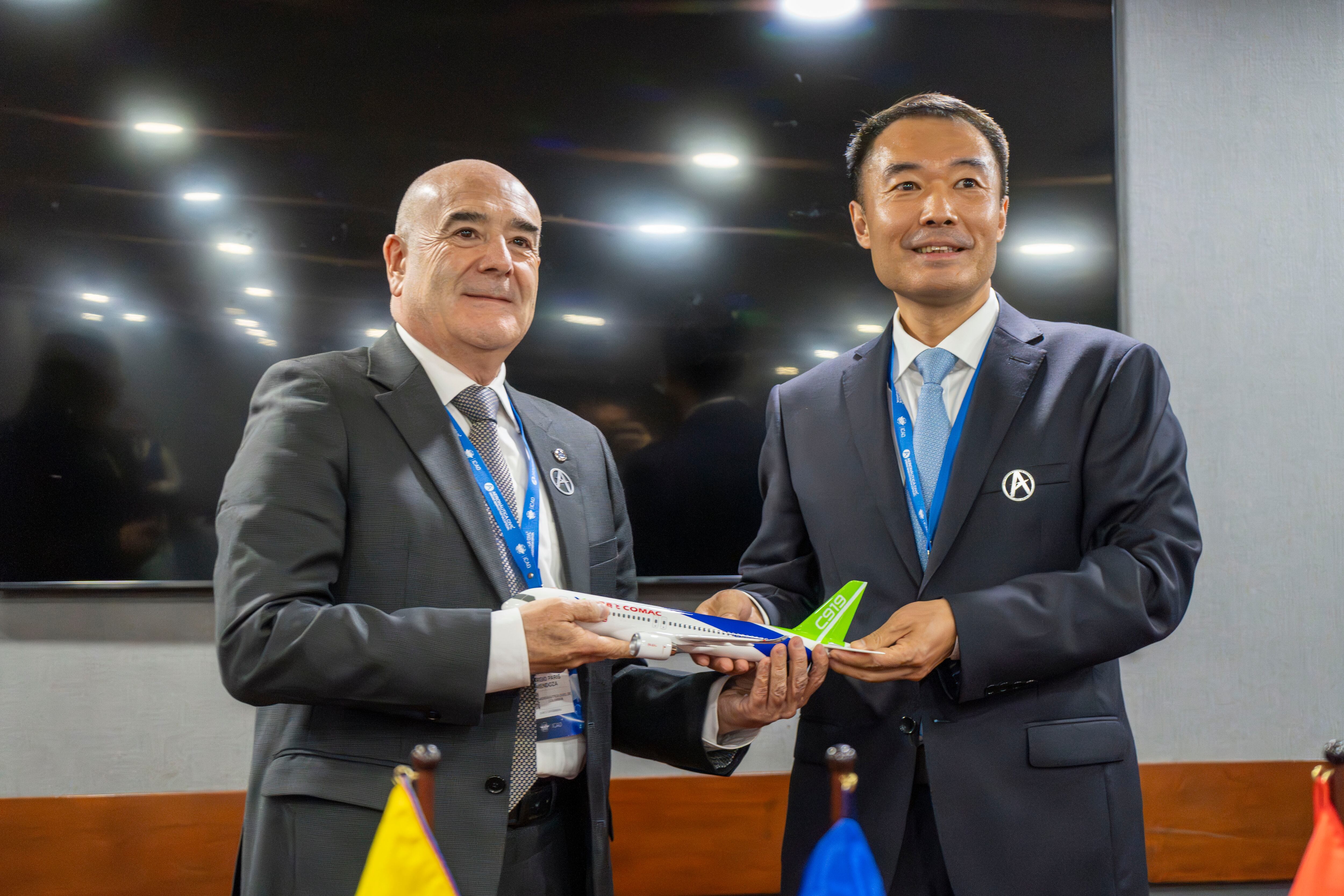 Sergio París, director de la Aerocivil y un representante de la CAAC (Civil Aviation Administration China).