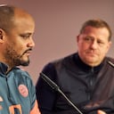 Vincent Kompany acompañado del director deportivo del Bayern Múnich, Max Eberl