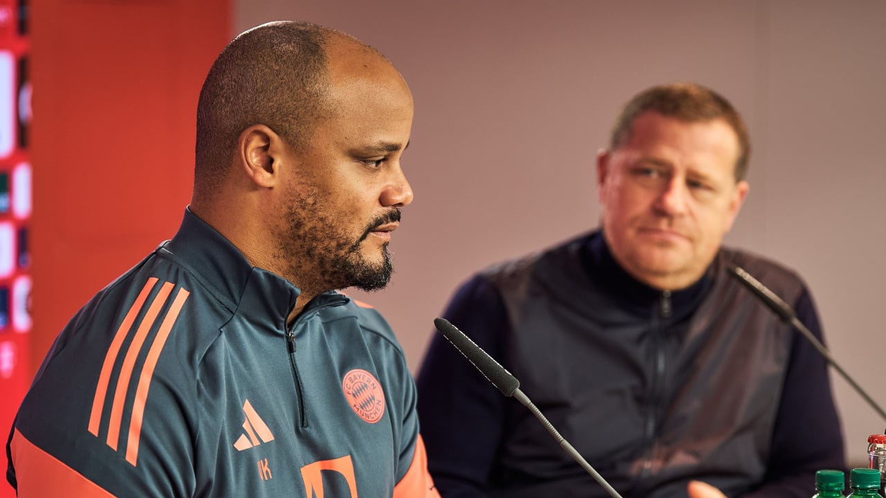 Vincent Kompany acompañado del director deportivo del Bayern Múnich, Max Eberl