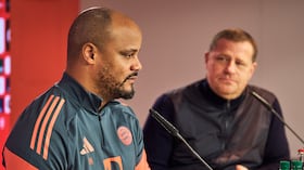 Vincent Kompany acompañado del director deportivo del Bayern Múnich, Max Eberl