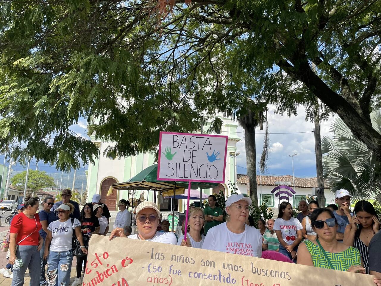 Basta de silencio gritaron decenas de mujeres en Ginebra, Valle, el 25 de julio.