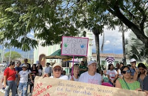 Basta de silencio gritaron decenas de mujeres en Ginebra, Valle, el 25 de julio.