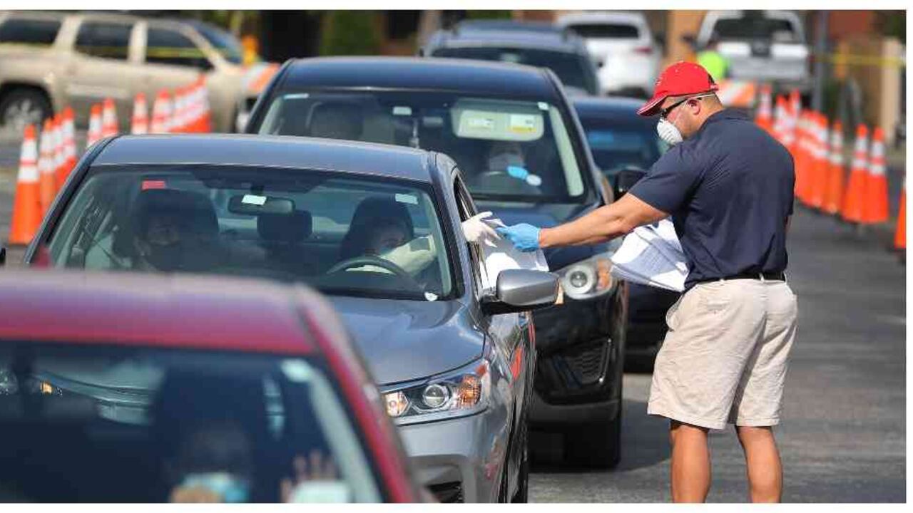 Miles de personas hacen fila en sus carros para solicitar peticiones de subsidios de desempleo