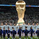 Los jugadores de Argentina se alinean antes del partido de fútbol del grupo C de la Copa Mundial entre Argentina y México, en el Estadio Lusail en Lusail, Qatar, el sábado 26 de noviembre de 2022. (AP Photo/Moises Castillo)