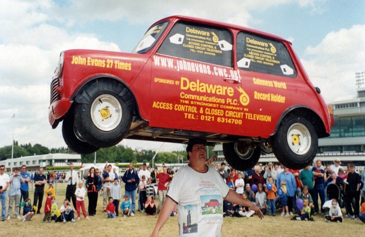 John Evans, de 70 años, se llevó el record por sostener el "coche más pesado en equilibrio sobre la cabeza".