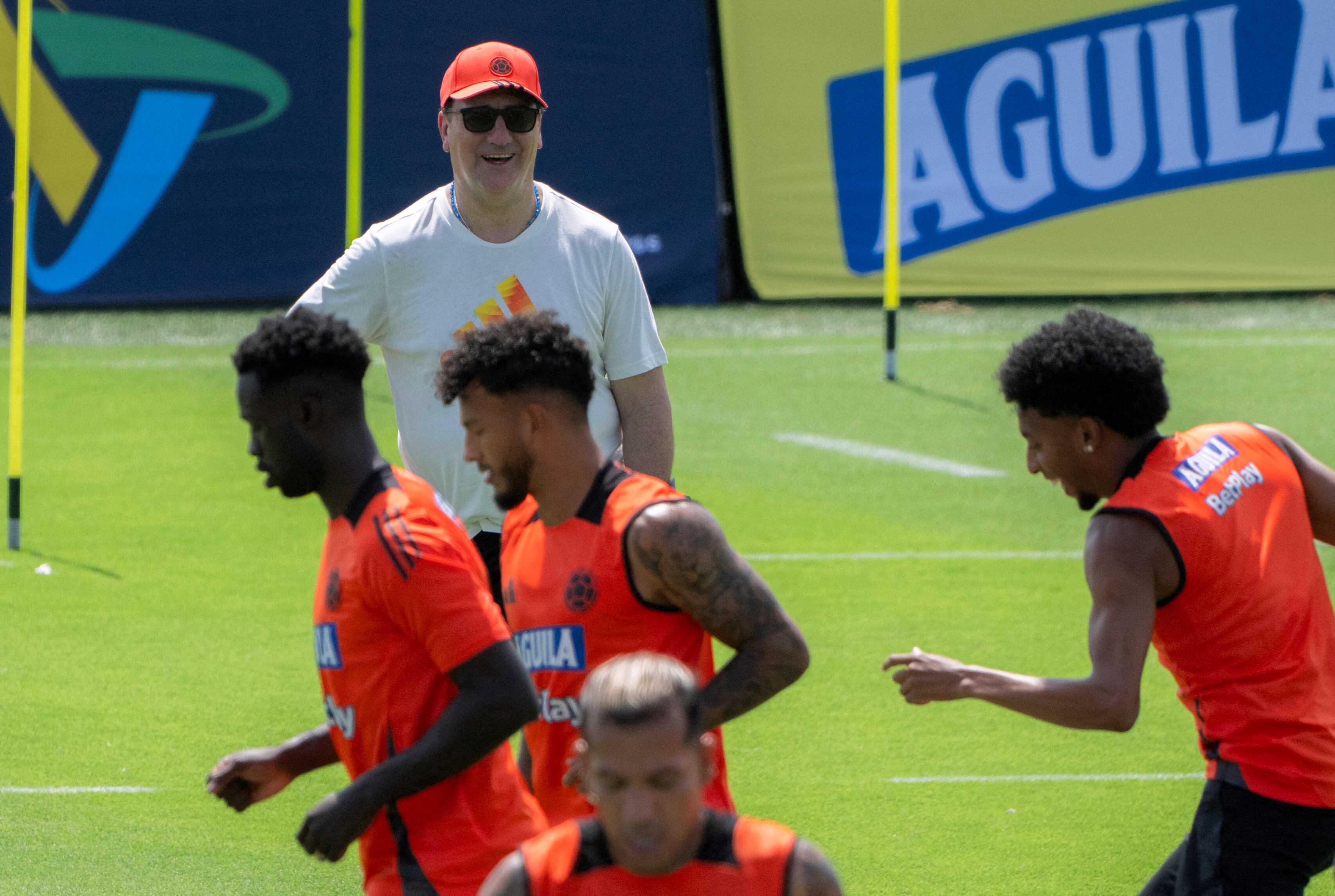 Colombia's Argentine head coach Nestor Lorenzo conducts a training session in Barranquilla, Colombia, on September 3, 2025, on the eve of the FIFA World Cup 2026 qualifier football match against Bolivia. (Photo by Luis ACOSTA / AFP)