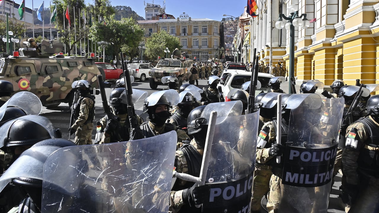 Momento en que los militares quisieron hacer un golpe de estado en Bolivia. Foto AFP