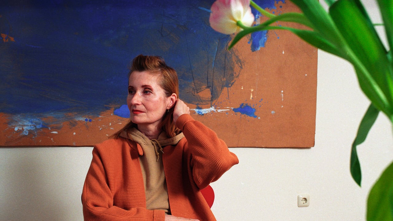 La autora austriaca de 'El pianista', Elfriede Jelinek, ganadora del Premio Nobel de Literatura 2004, en su casa en las afueras de Viena.