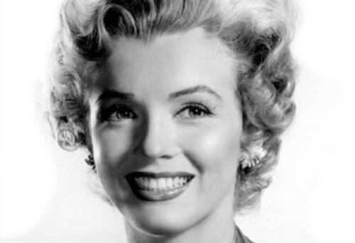 Marilyn era muy amiga de Sinatra, quien vivía preocupado por ella porque le parecía muy frágil emocionalmente. 